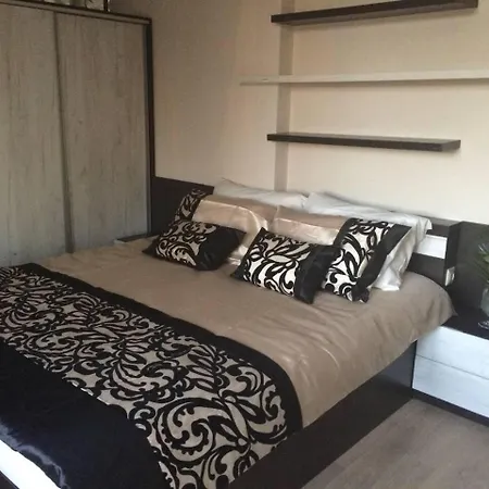 2-bed - Sleeps 4 - W Parking *